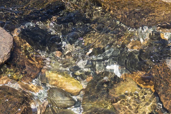 Kesik kesik basamaklı su kayalar üzerinde