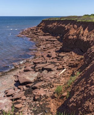 Kırmızı kayaların Cavendish Beach (dikey), Prince Edward Island üzerinde