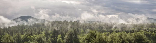 Fog on Green Mountains - Panoramic — Stock Photo, Image