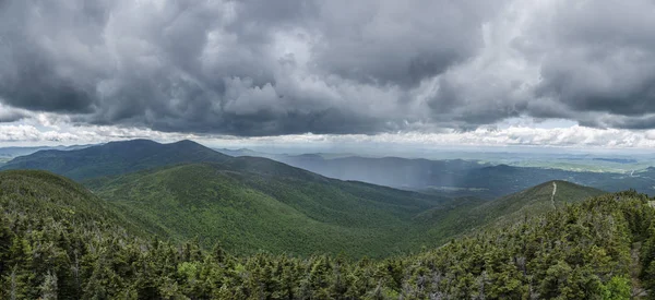 Top dağ ile fırtına bulutları den panoramik görünüm