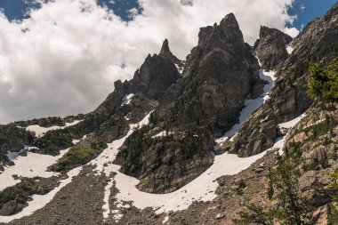Zümrüt Gölü 'nün arkasındaki dağlar, Colorado, Rocky Dağı Ulusal Parkı..