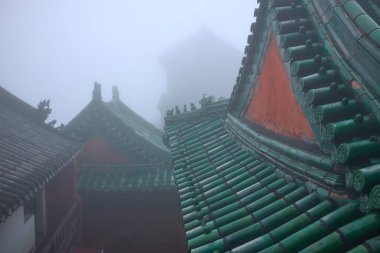 Çin 'in Wudang tapınağındaki güzel mimari çatısı.