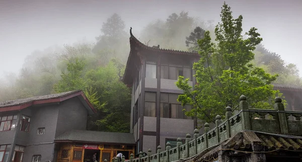 O templo de kung fu da China. Foggy dia ensolarado — Fotografia de Stock