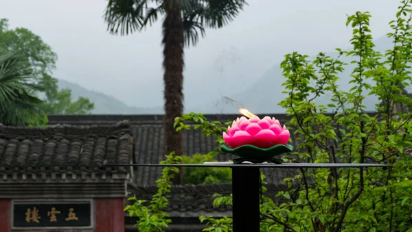 Vela de iluminação em um fundo de templo taoísta chinês, foco seletivo, Viagens Ásia, Cultura — Fotografia de Stock