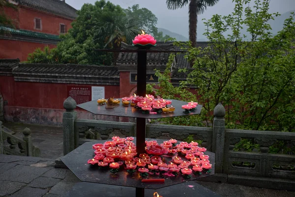 Vela de iluminação em um fundo de templo taoísta chinês, foco seletivo, Viagens Ásia, Cultura — Fotografia de Stock