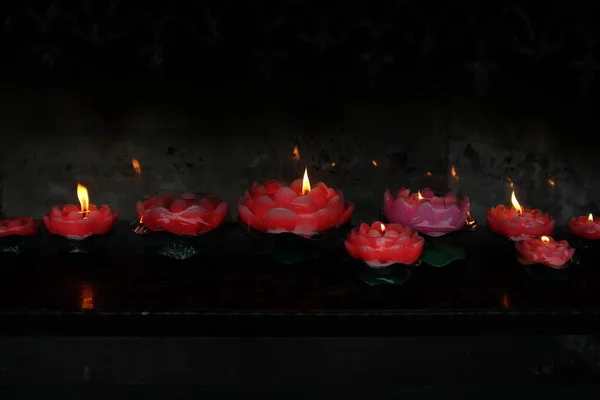 Освещение свечи в китайском даосском храме, избирательный фокус, макрос, путешествия Азии, культуры — стоковое фото
