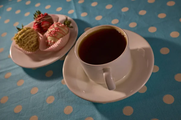 Gâteaux fraîchement savoureux avec bouchon de café sur une table — Photo