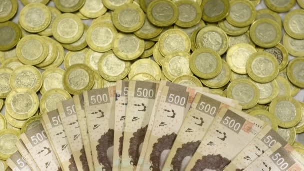 Een Stapel Mexicaans Geld Stroomt Van Ene Kant Naar Andere — Stockvideo