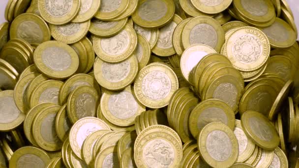 富を追加するコインの山にたくさんのお金を与える手 — ストック動画