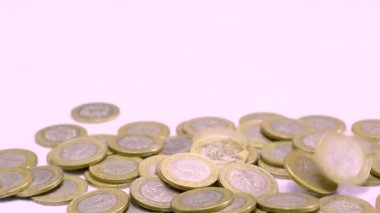 Bir yığın Meksika sikkesi yere atılır.