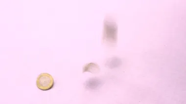 Bir yığın Meksika sikkesi yere atılır.