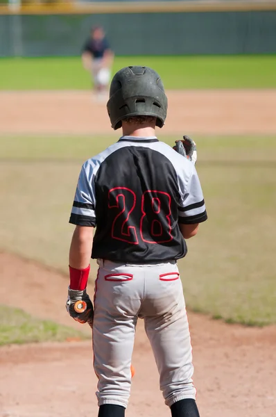 Jugador de béisbol adolescente americano bateando —  Fotos de Stock