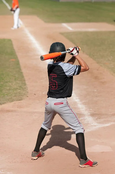 Teen baseball player batting — Stockfoto