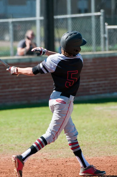 Joueur de baseball adolescent à la batte — Photo