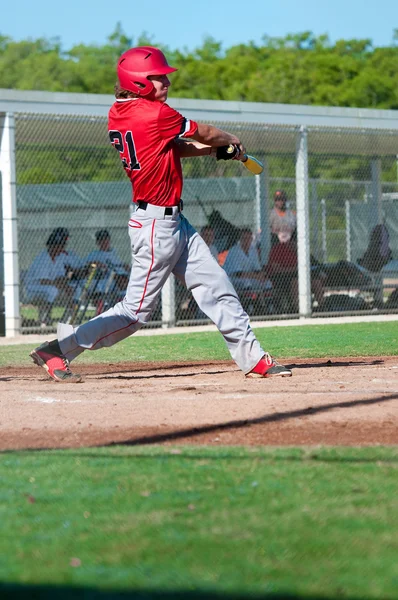 Jogador americano de beisebol balançando morcego — Fotografia de Stock