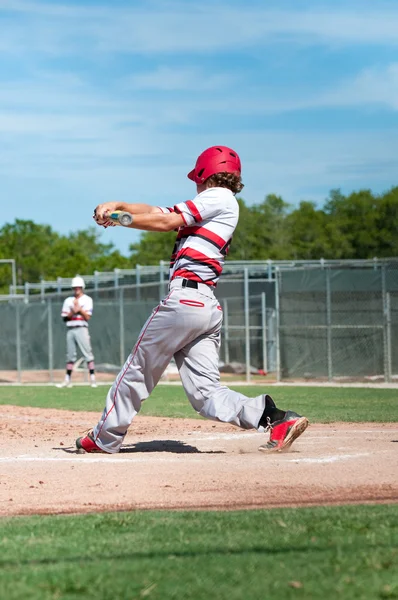 High school baseballspelare upp på bat — Stockfoto
