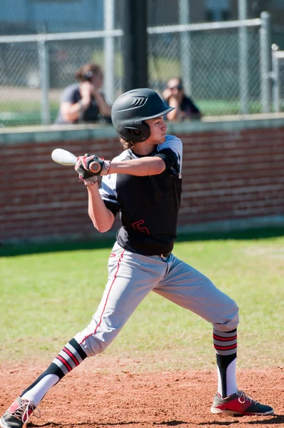 Jogador de beisebol adolescente no taco — Fotografia de Stock