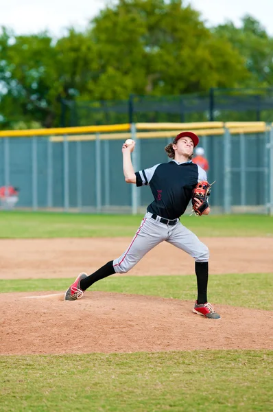 Youth baseball pitcher throwing — Stock Photo, Image