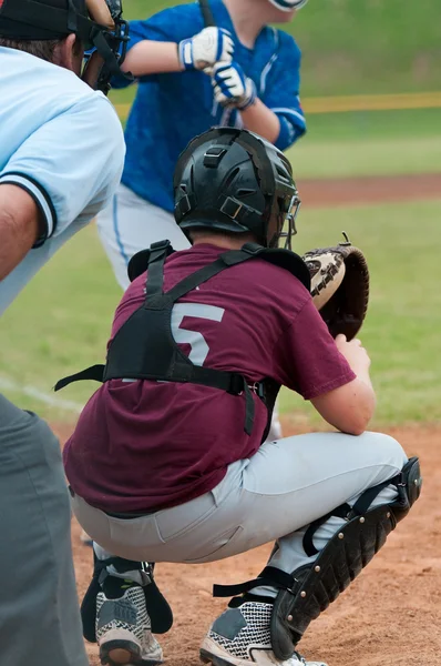 Béisbol juvenil receptor y árbitro — Foto de Stock