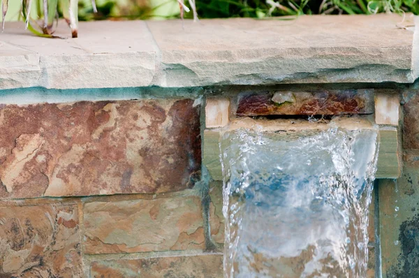 Steinwasserfall am Pool mit Kopierraum — Stockfoto