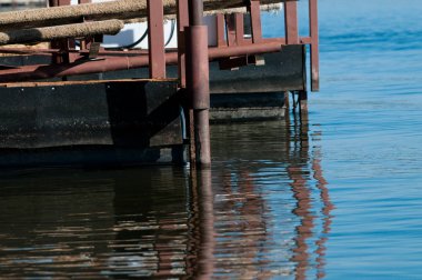 Tekne rıhtımda göl kenarı