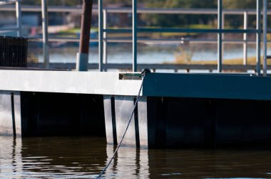 Tekne rıhtımda göl kenarı