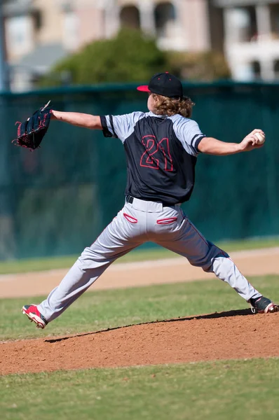 Jarro de beisebol do ensino médio — Fotografia de Stock