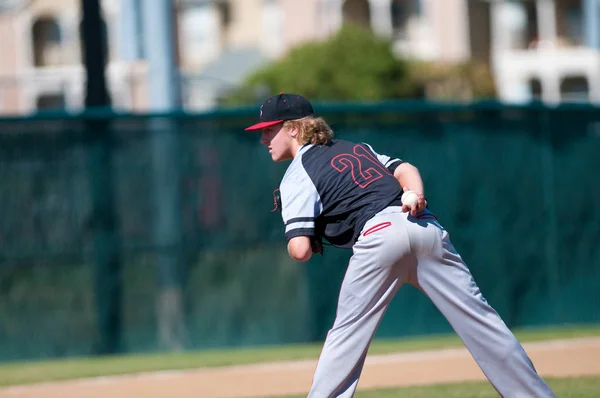 Middelbare school baseball werper — Stockfoto