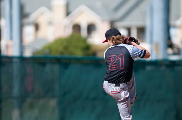 Lanzador de béisbol de secundaria — Foto de Stock