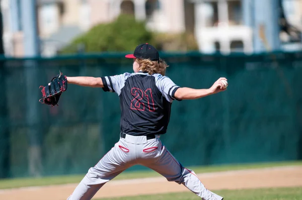 Jarro de beisebol do ensino médio — Fotografia de Stock