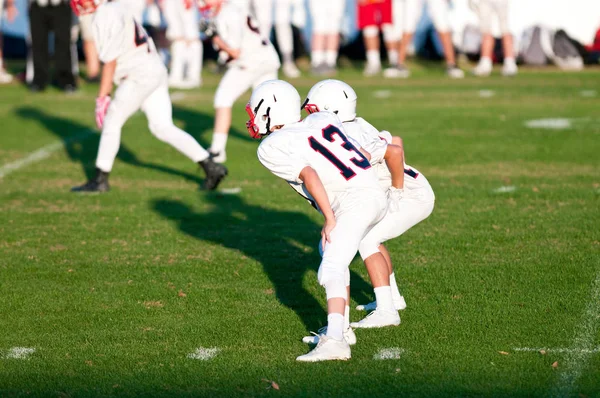 Ungdoms fotboll quarterback och springa tillbaka — Stockfoto