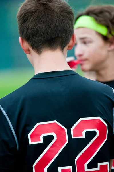 Atleta de futebol juvenil em camisa preta — Fotografia de Stock