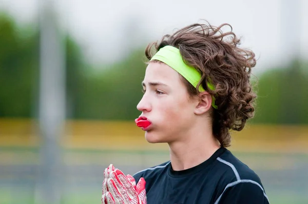 Νεολαία ποδόσφαιρο αγόρι με μακριά μαλλιά — Φωτογραφία Αρχείου