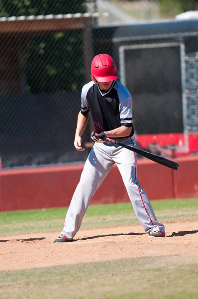 Jugador de béisbol de secundaria bateando — Foto de Stock