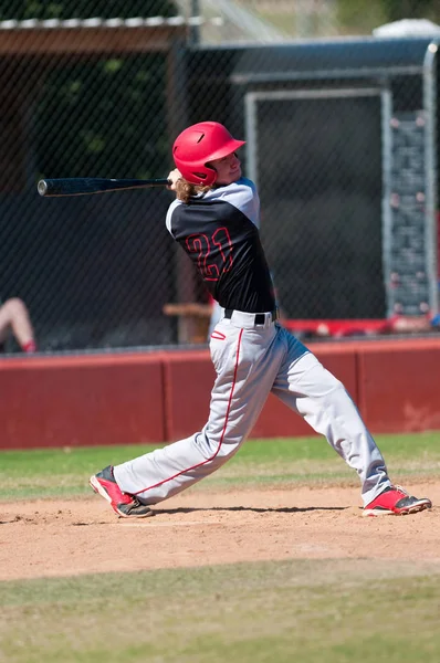 Jugador de béisbol de secundaria bateando — Foto de Stock