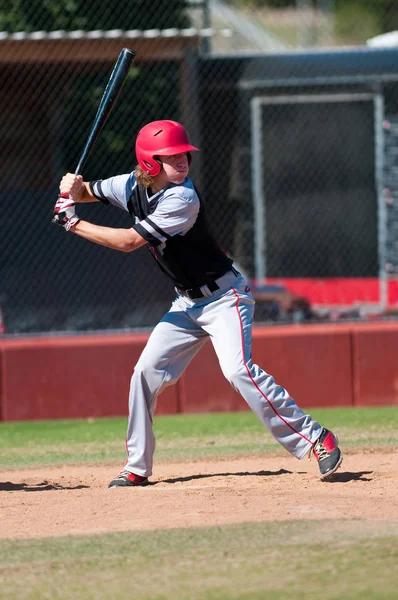Middelbare school honkballer batting — Stockfoto