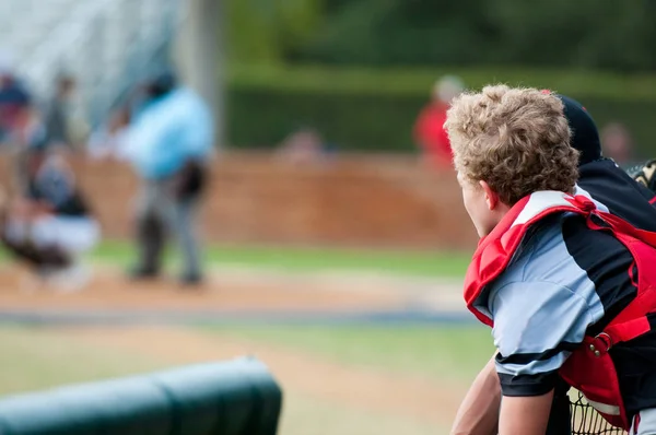 Baseball catcher lutad över stockbåt staket tittar på kameran. — Stockfoto