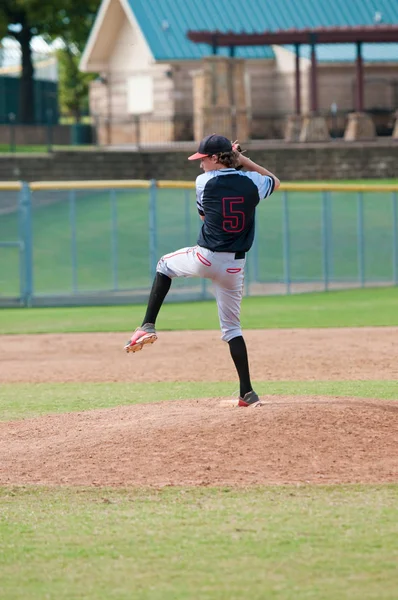 Lanzador de béisbol juvenil en negro y gris —  Fotos de Stock