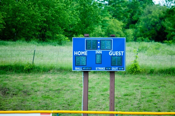 Marcador de béisbol azul en el outfield — Foto de Stock