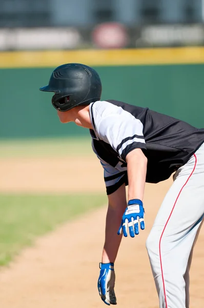 Un joueur de baseball du lycée sur le point de voler — Photo