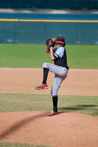 Pequena liga lançador de beisebol — Fotografia de Stock