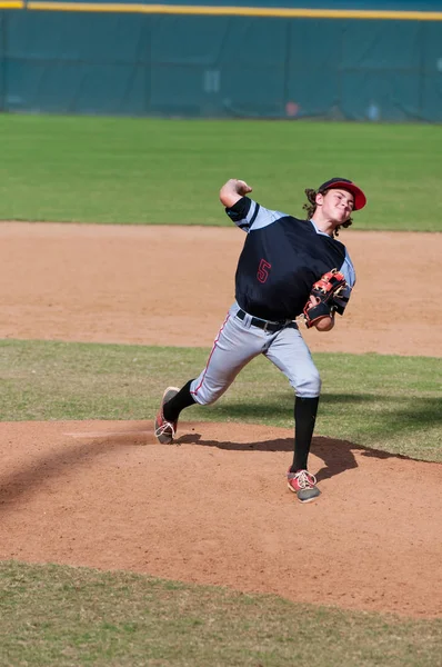 Little liga bisbol pitcher di gundukan — Stok Foto