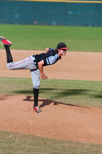 Kleiner Liga-Baseball-Pitcher auf dem Hügel — Stockfoto