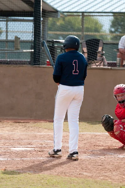 Youth baseball chłopiec na talerzu — Zdjęcie stockowe