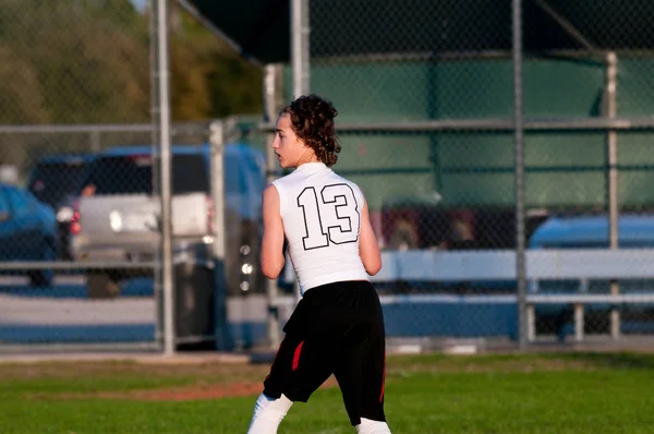 Kinderen met Amerikaanse voetballen bij schemering — Stockfoto