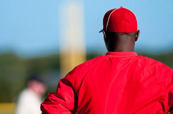 Africký Americký baseballový trenér zezadu — Stock fotografie