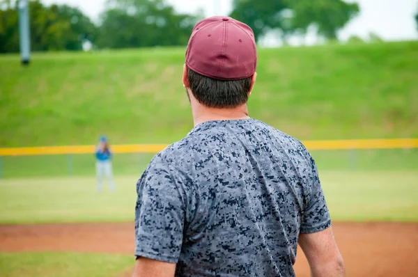 Baseball-Trainer während eines Spiels von hinten — Stockfoto