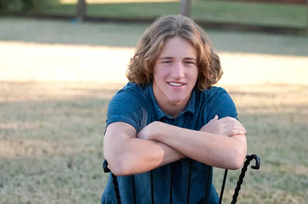 Portrait of handsome and happy teenage boy — Stock Photo, Image