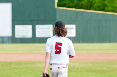 Genç beyzbol çocuğun tarlada.