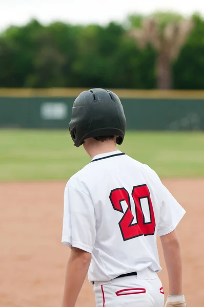 Baseball nastoletni chłopiec gotowy do kradzieży bazy. — Zdjęcie stockowe